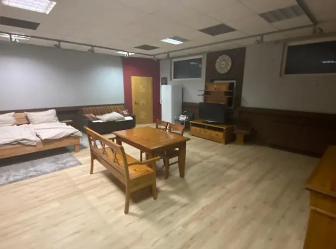 Nous Cafe & Restaurant